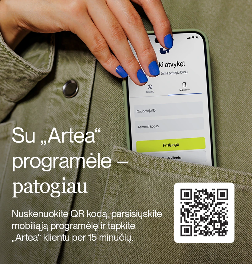 Mergina su žaliu džinsiniu švarku į kišenę deda telefoną, kuriame įjungta „Artea“ mobilioji programėlė