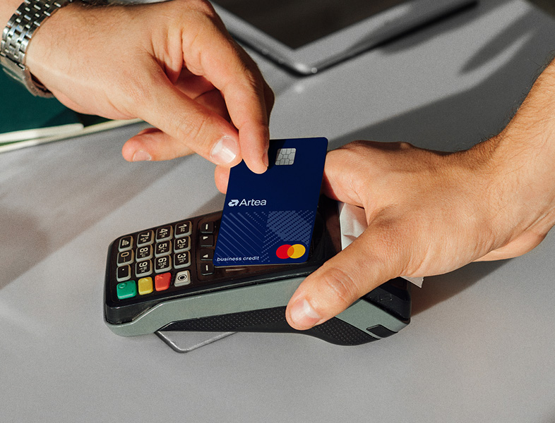 Mastercard Business kortelę asmuo glaudžia prie kortelių skaitytuvo